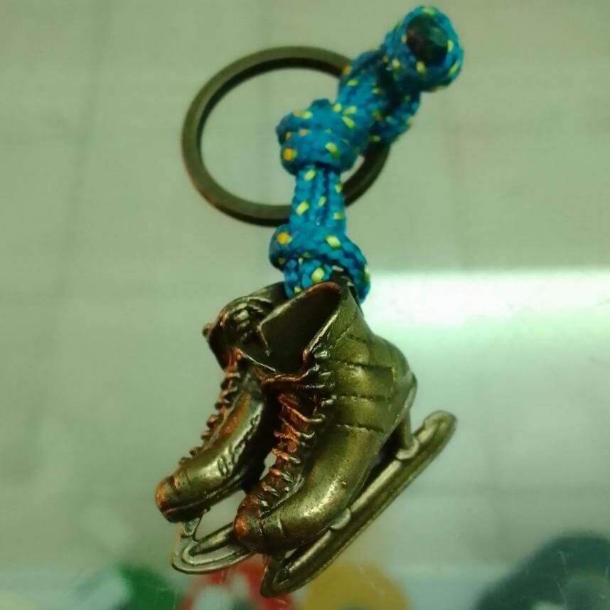 Llavero de bronce de patines de hockey de venta en Skate World