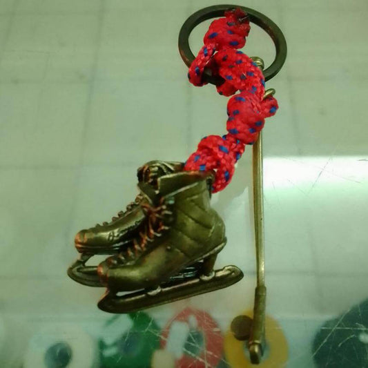 Llavero de bronce Sampaoli diseño de un stick y patines de hockey de venta en Skate World México