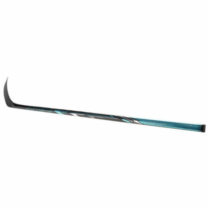Palo de Hockey Bauer Supreme Fuse Grip en posición de disparo – Potencia explosiva para jugadores de nivel élite.