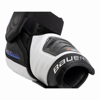 Las coderas Bauer Vapor Flylite tienen un ajuste profundo y una envoltura de 360 grados, que te ofrece una fijación segura