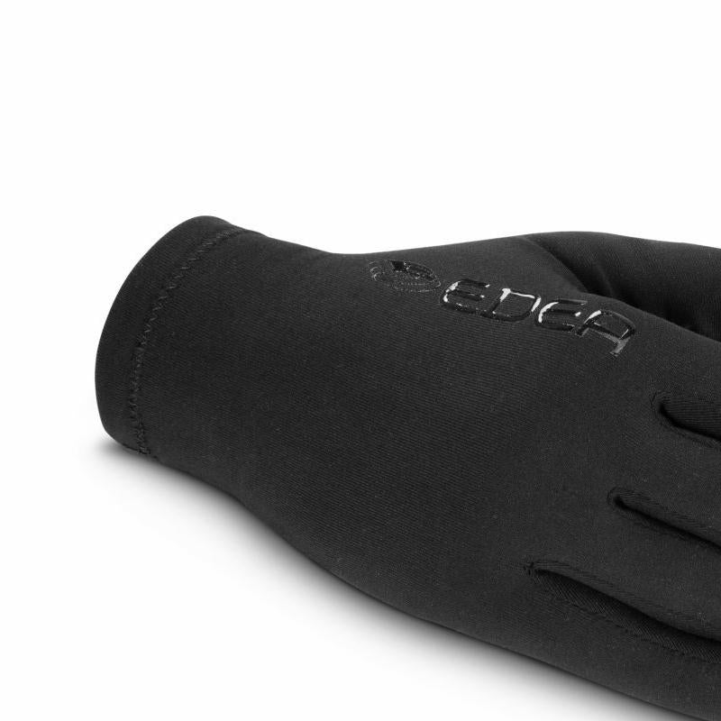 Guantes Edea E-Gloves Anti-Cut. El ajuste ceñido realza la silueta a la vez que proporciona la máxima comodidad.