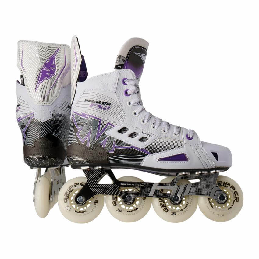Par de patines Mission Inhaler FS2 inline hockey vista perfil y trasera. Soporte rígido y chasis ligero.